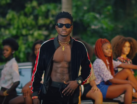 Kuami Eugene on set with girls