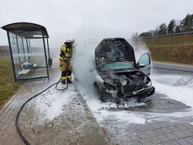 Pożar samochodu osobowego na drodze serwisowej S51 [ZDJĘCIA]