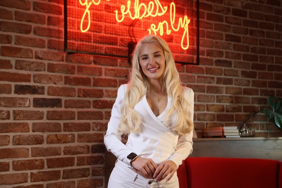 (VIDEO) "MAJKA JEDNE PEVAČICE BAVI SE VRADŽBINAMA" Sara Reljić otvoreno o estradi, novom partneru i rijalitiju: "Da nije vere bila bih pokojna"