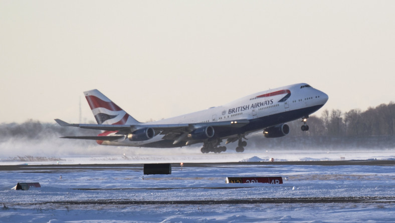 Ponad sto zaplanowanych lotów z brytyjskiego lotniska Heathrow pod Londynem odwołano dziś z powodu warunków pogodowych. Śnieżyce i gołoledź utrudniają transport w różnych częściach Wielkiej Brytanii.
