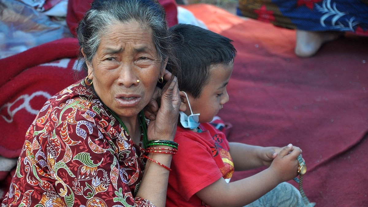 Dziś mija rok od tragicznego trzęsienia ziemi w Nepalu. W ciągu kilku dni od tragedii na miejsce dotarło ponad 140 zespołów ratunkowych z całego świata. Jednym z nich byli ratownicy z Zespołu Ratunkowego PCPM z Polski.