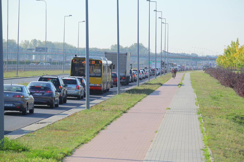 Samochód uderzył w wiadukt. Nie żyje kierowca