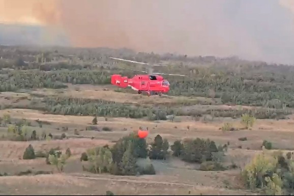 (FOTO, VIDEO) VATRA BUKTI, A SUPER PUMA I KAMOV NE STAJU! Pogledajte moćne helikoptere MUP-a u borbi sa stihijom koja guta Srbiju: Dim se vidi i iz Beograda