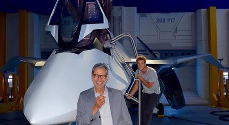 Jeff Goldblum and Liam Hemsworth on set of 'Independence Day: Resurgence'