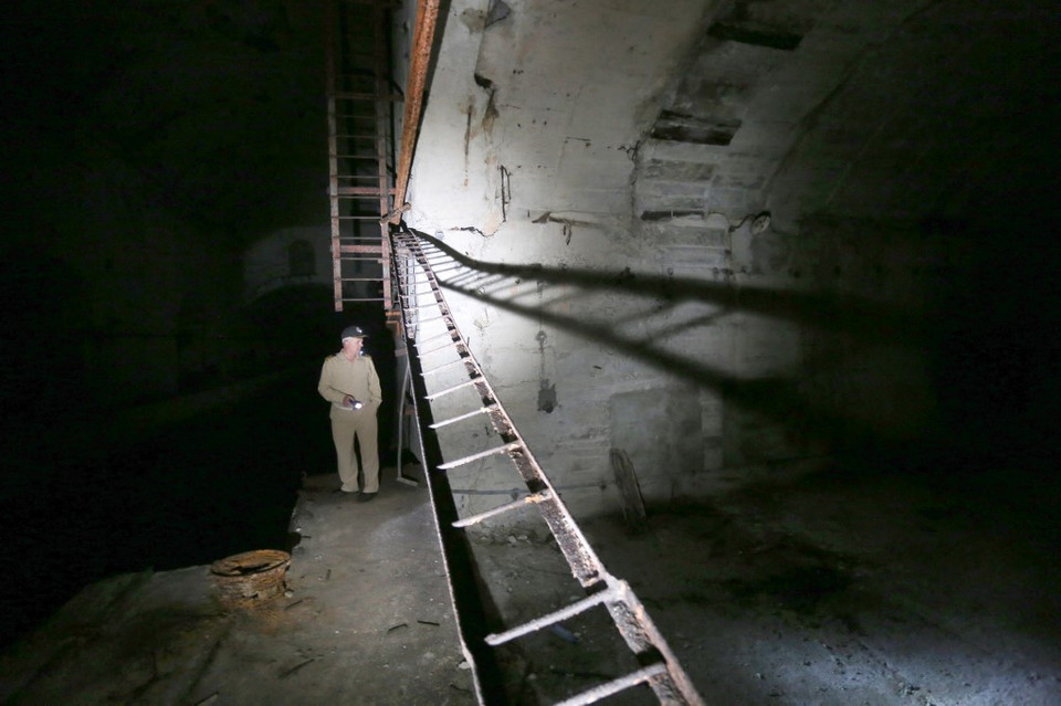 Tunel przeciwatomowy w albańskiej bazie morskiej Pashaliman 