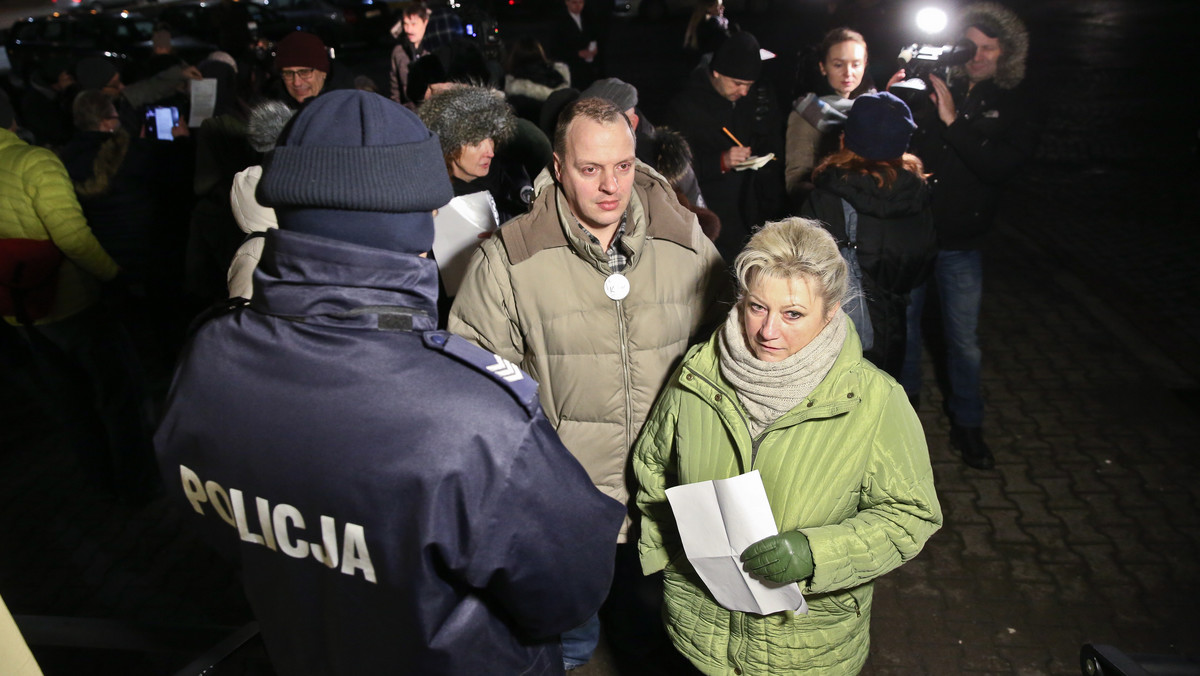 Uczestnicy manifestacji przed Sejmem składają oświadczenia w KSP