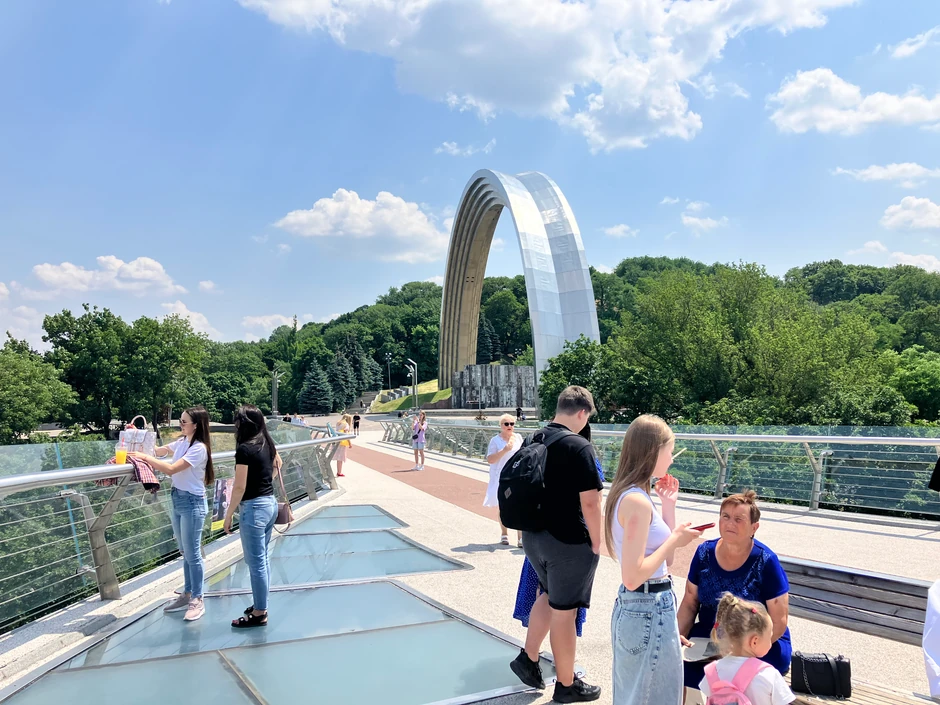 Stakleni most u parku Hreščati