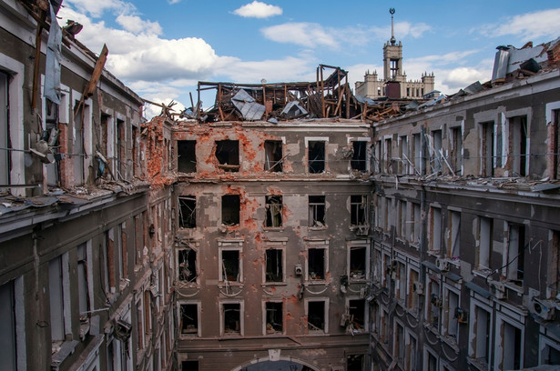 Zniszczony budynek w Charkowie na skutek działań wojennych