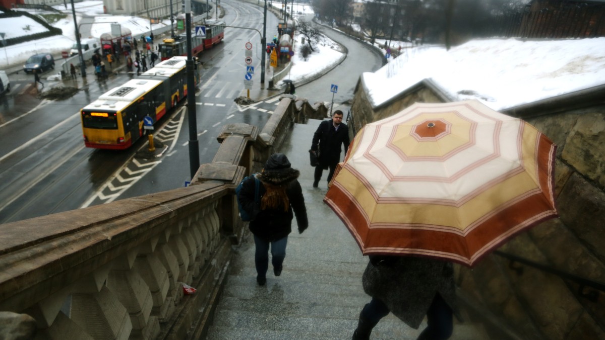 Instytut Meteorologii i Gospodarki Wodnej ostrzega przed silnym wiatrem. Najbardziej odczuwalny będzie on w województwach zachodnich. Na Bałtyku panuje sztorm. Wiatr na Środkowym Pomorzu nad ranem osiągał prędkość nawet 120 kilometrów na godzinę.