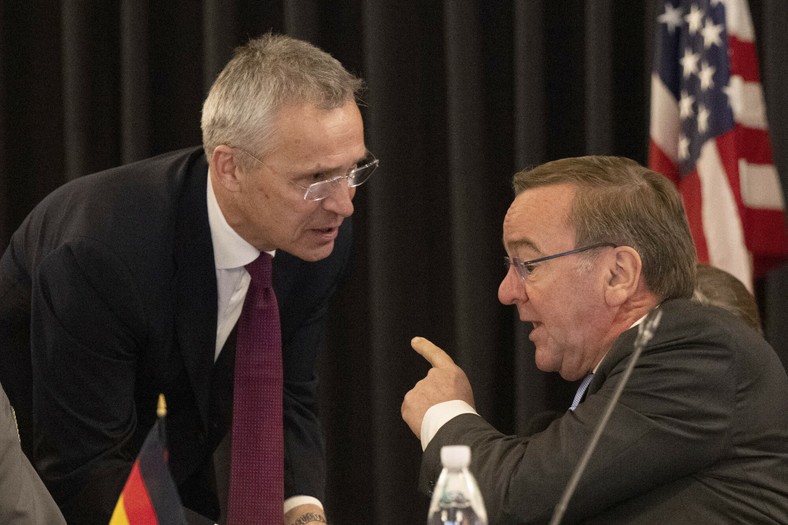 Sekretarz generalny NATO Jens Stoltenberg (L) i niemiecki minister obrony Boris Pistorius (P) w trakcie spotkania w bazie wojskowej Ramstein, kwiecień 2023 r.