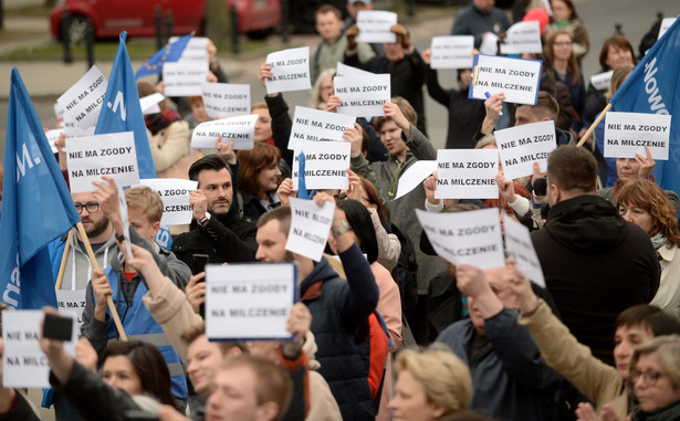 Uczestnicy protestu zorganizowanego przez Nowoczesną przed Sejmem.