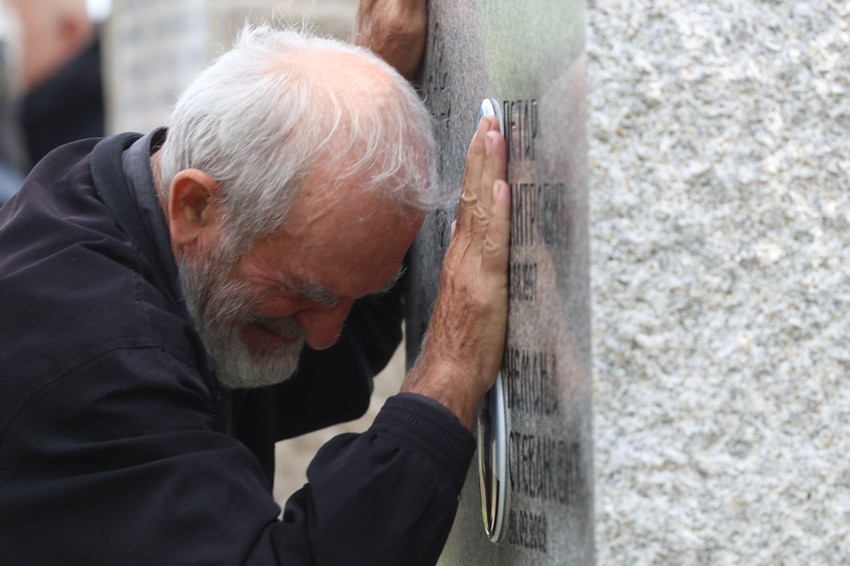 Potresne scene kod spomenika 