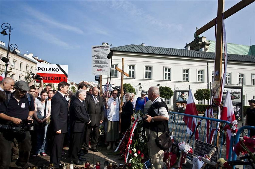 kaczyński złożył kwiaty pod pałacem prezydenckim