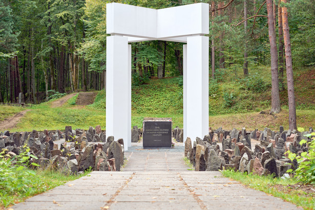 Pomnik ofiar nazizmu w lesie Bikernieki