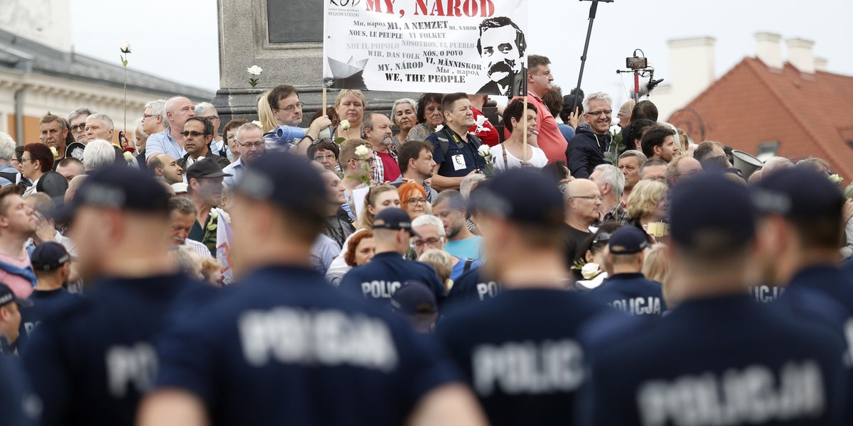 Miesięcznica. Ilu policjantów przypadało na jednego demonstranta?