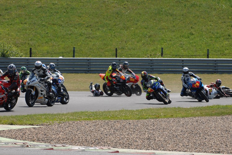 ...na pierwszym zakręcie zaraz po starcie