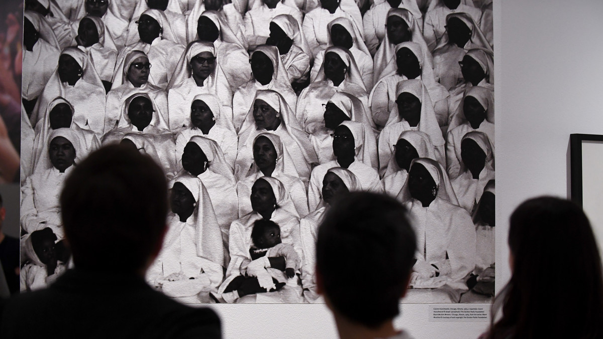Wystawa prac Gordona Parksa - amerykańskiego fotografa, który swoimi zdjęciami walczył o prawa czarnoskórych - prezentowana w Zachęcie. Swoim aparatem zmieniał społeczną rzeczywistość USA XX w. - powiedziała kuratorka ekspozycji Joanna Kinowska