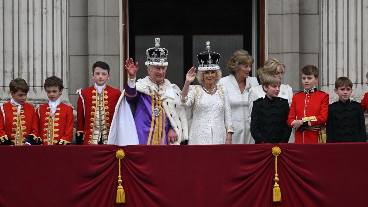 Król Karol III i królowa Kamila na balkonie pałacu Buckingham.