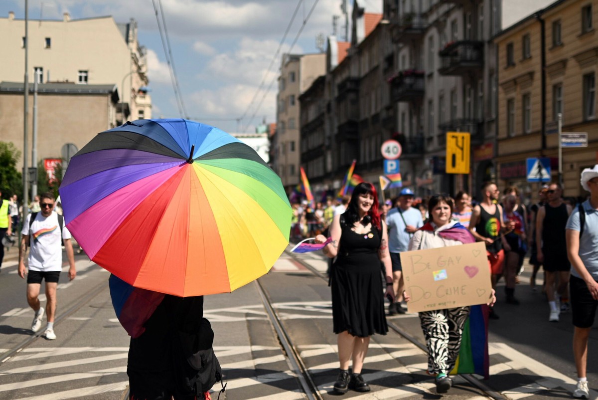 Związki partnerskie osób tej samej płci? Oto co myślą Polacy [SONDAŻ]