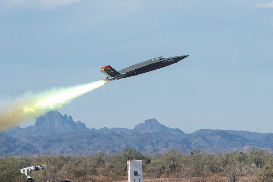 XQ-58A zostaje wystrzelony na poligonie Yuma Proving Ground w Arizonie, grudzień 2020 r.