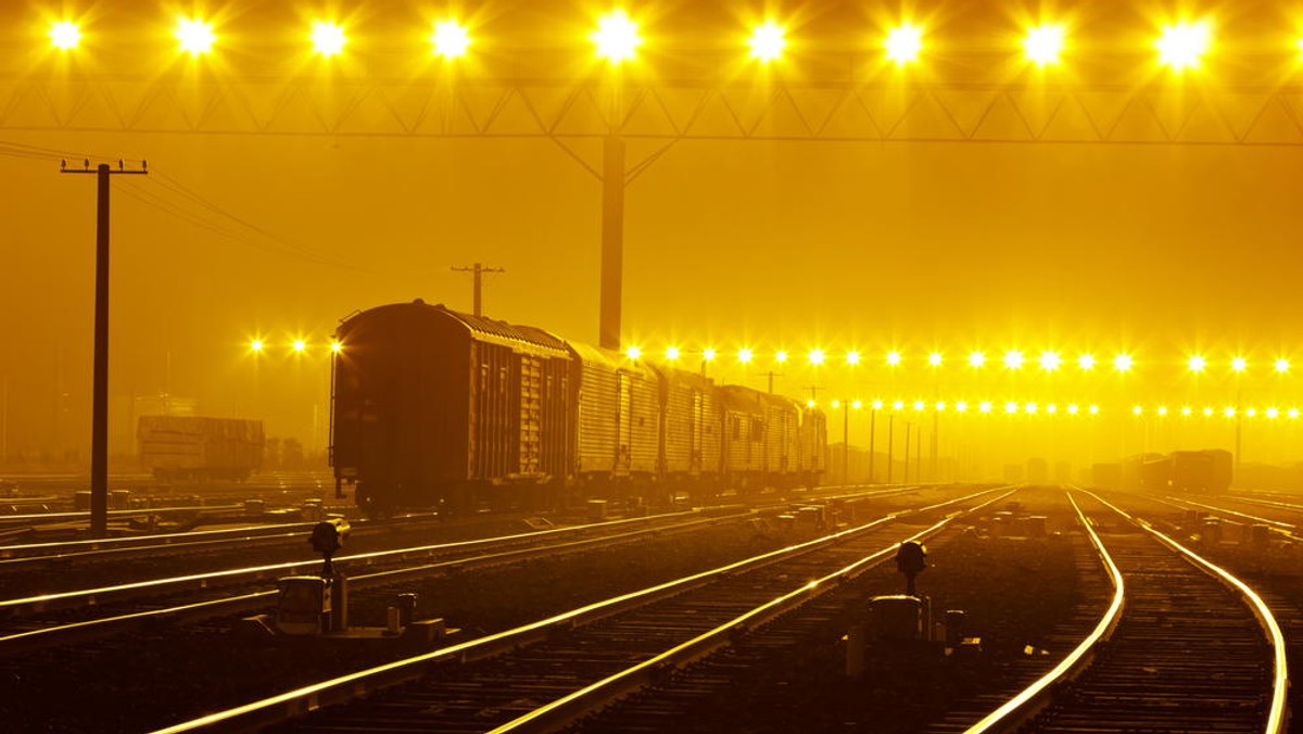 26 pociągów PKP Intercity w nocy z soboty na niedzielę zatrzyma się na godzinę na najbliższej stacji. Spowodowane jest to zmianą czasu z letniego na zimowy. Nocą nie kursują pociągi Przewozów Regionalnych, nie startują i nie lądują także samoloty na warszawskim Okęciu.