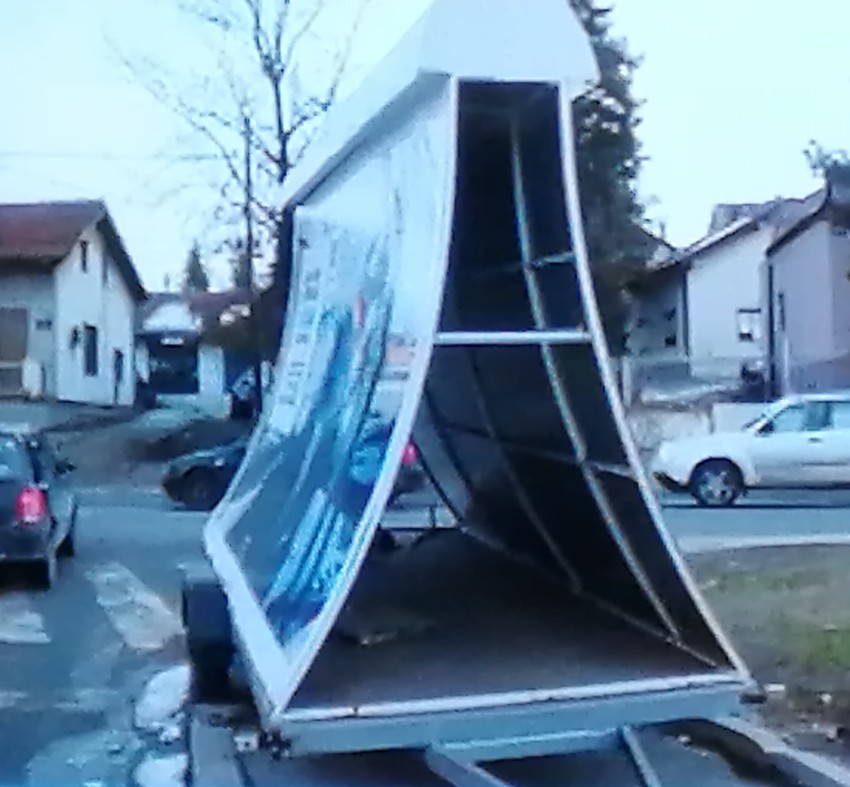 Potpuno zaklanja semafor i znak