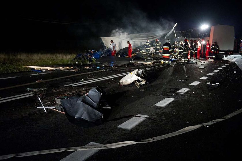 Trzy osoby nie żyją. TIR zderzył się z autobusem! FOTO