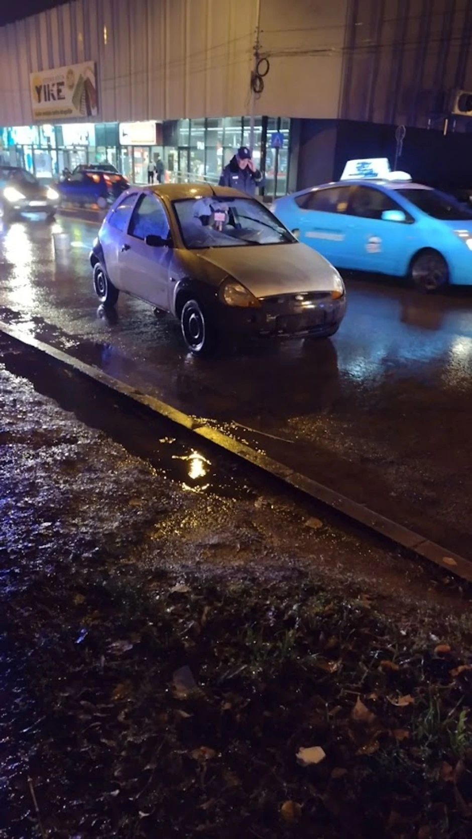 "Fordu" polomljena šoferšajbna nakon naletanja na pešaka kod Kineske robne kuće