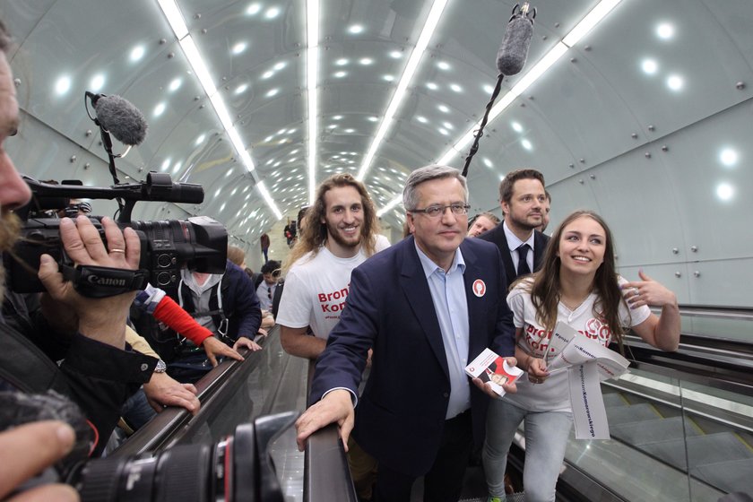 Komorowski nielegalnie agitował w metrze!