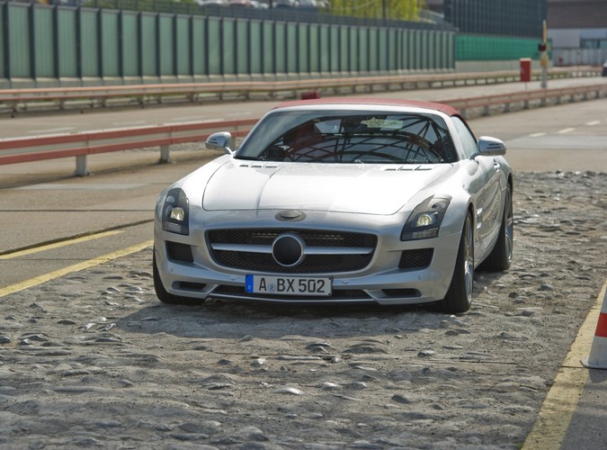 Mercedes ujawnił zdjęcia z testów SLS-a w wersji roadster...