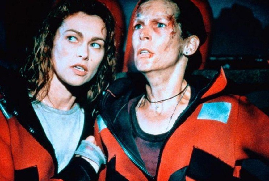 Joanna Pacuła i Jamie Lee Curtis w filmie "Wirus" (1991)