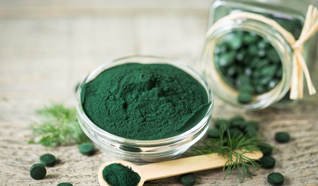 Spirulina je dostupna u obliku praha, kapsula i tableta