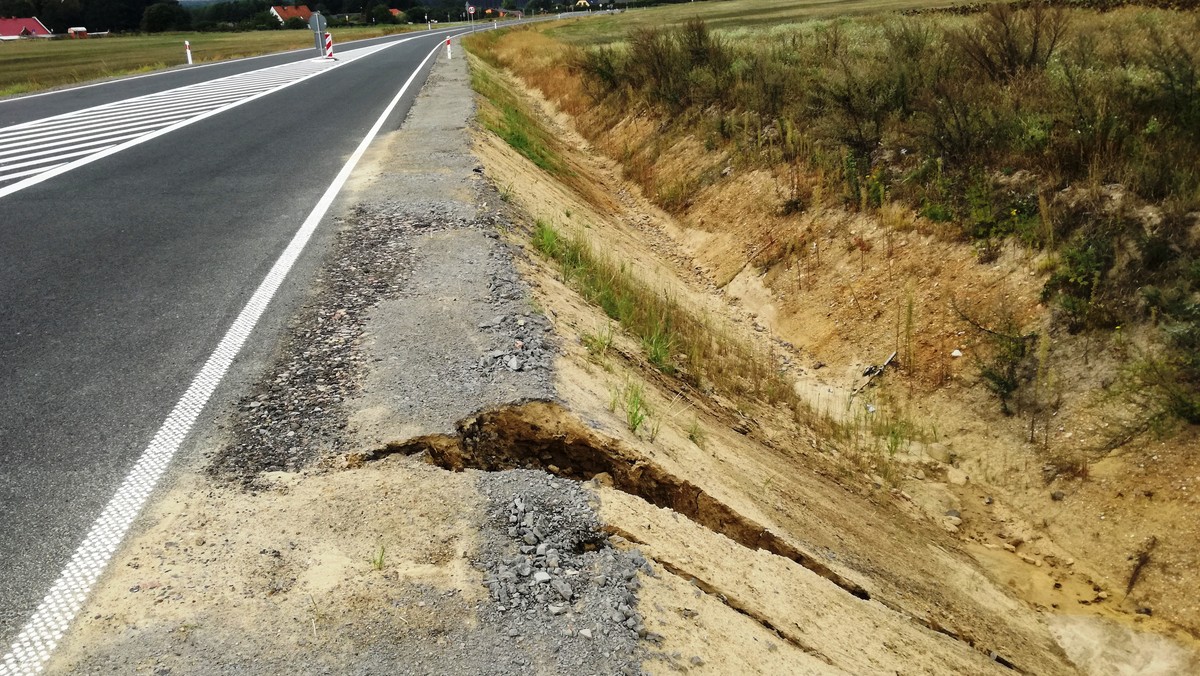 Dolnośląskie: otwierają drogę nr 323 Radoszyce, choć jest jeszcze wiele do zrobienia