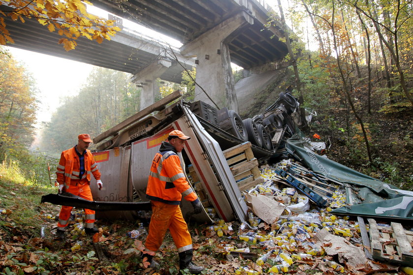 Tir runął 15 metrów w dół z wiaduktu! Kierowca przeżył