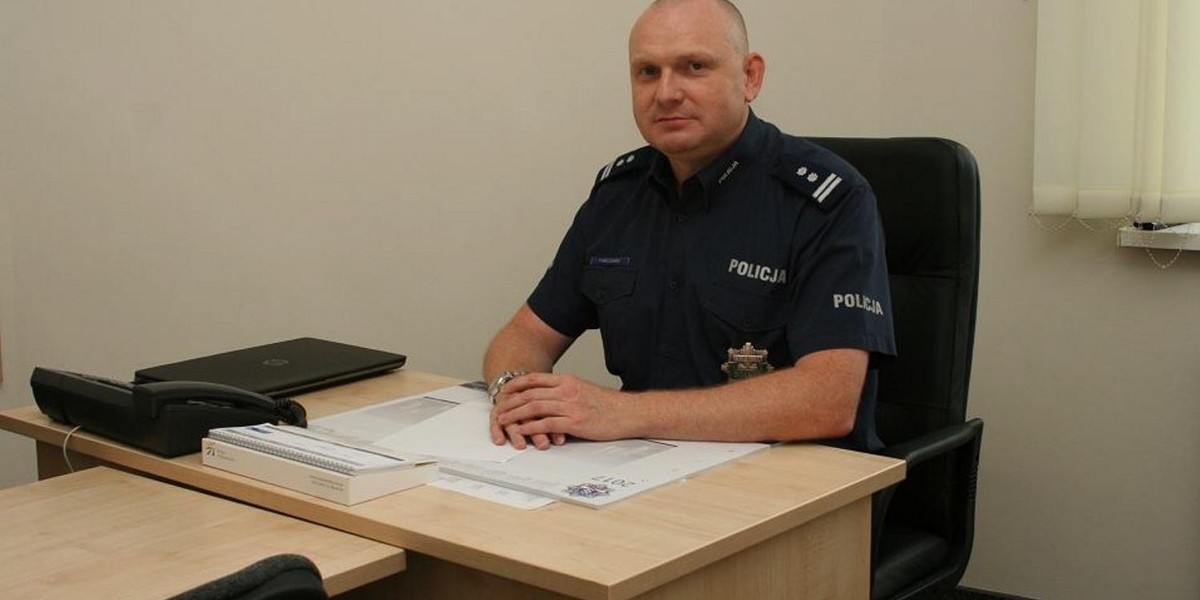 Policjant przesyłał antypisowskie MEMY