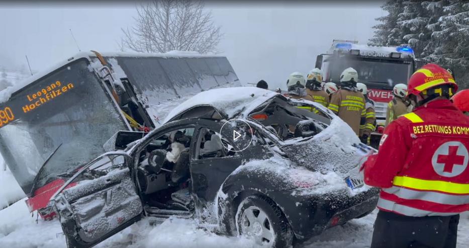 A magyar rendszámú autó egy busznak ütközött. Fotó: salzburg24.at