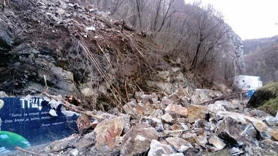 Na ulasku u klisuru na šetalište se survalo nekoliko tona stenja