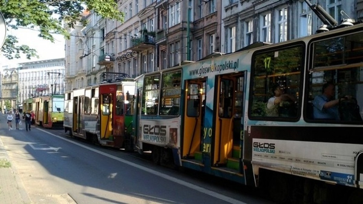 Anna Malinowska, jedna z użytkowniczek portalu codziennypoznan.pl, nie mogła się doczekać przyjazdu autobusu nr 76. Pomyślała, że pomyliła godzinę, więc spojrzała na rozkład jazdy. A tam, mimo że wszystko działo się 6 września, widniała data z początku kwietnia tego roku. Pani Anna myślała, że problem polega tylko na nieaktualnych rozkładach jazdy. Niestety, okazało się, że jest znacznie gorzej...