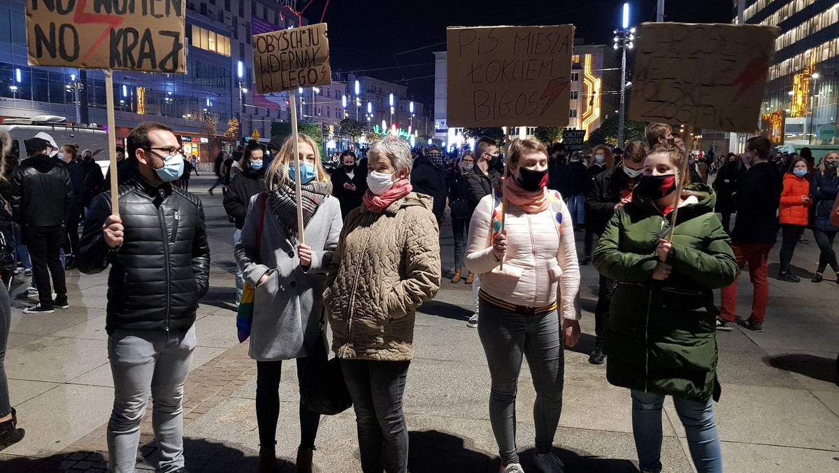 Strajk kobiet. Rekordowa frekwencja w Katowicach. Tłumy protestujących w centrum miasta