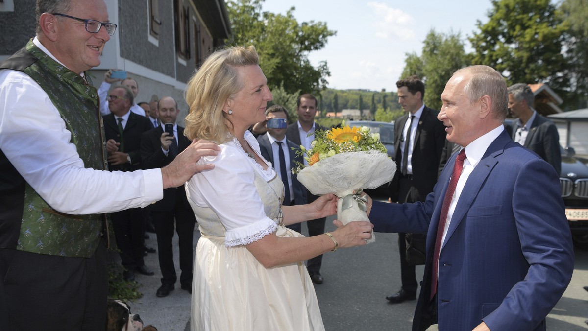 Władimir Putin składa życzenia nowożeńcom – austriackiej minister spraw zagranicznych Karin Kneissl i biznesmenowi Wolfgangowi Meilingerowi, Gamlitz, Austria, 18 sierpnia 2018 r.