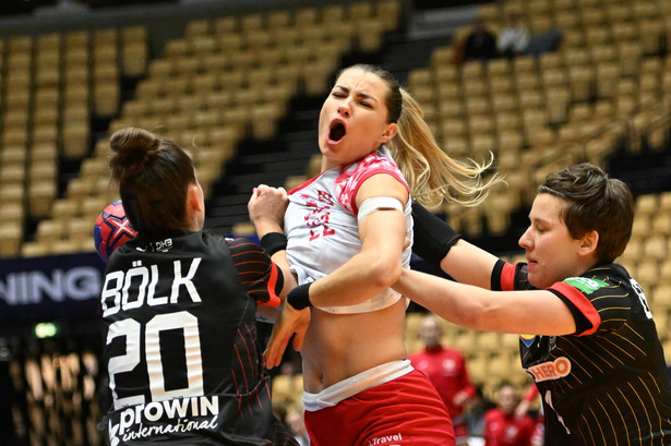 Aleksandra Rosiak (C) oraz Emily Bolk (L) i Alina Grijseels (P) z Niemiec podczas meczu grupy F mistrzostw świata piłkarek ręcznych w duńskim Herning