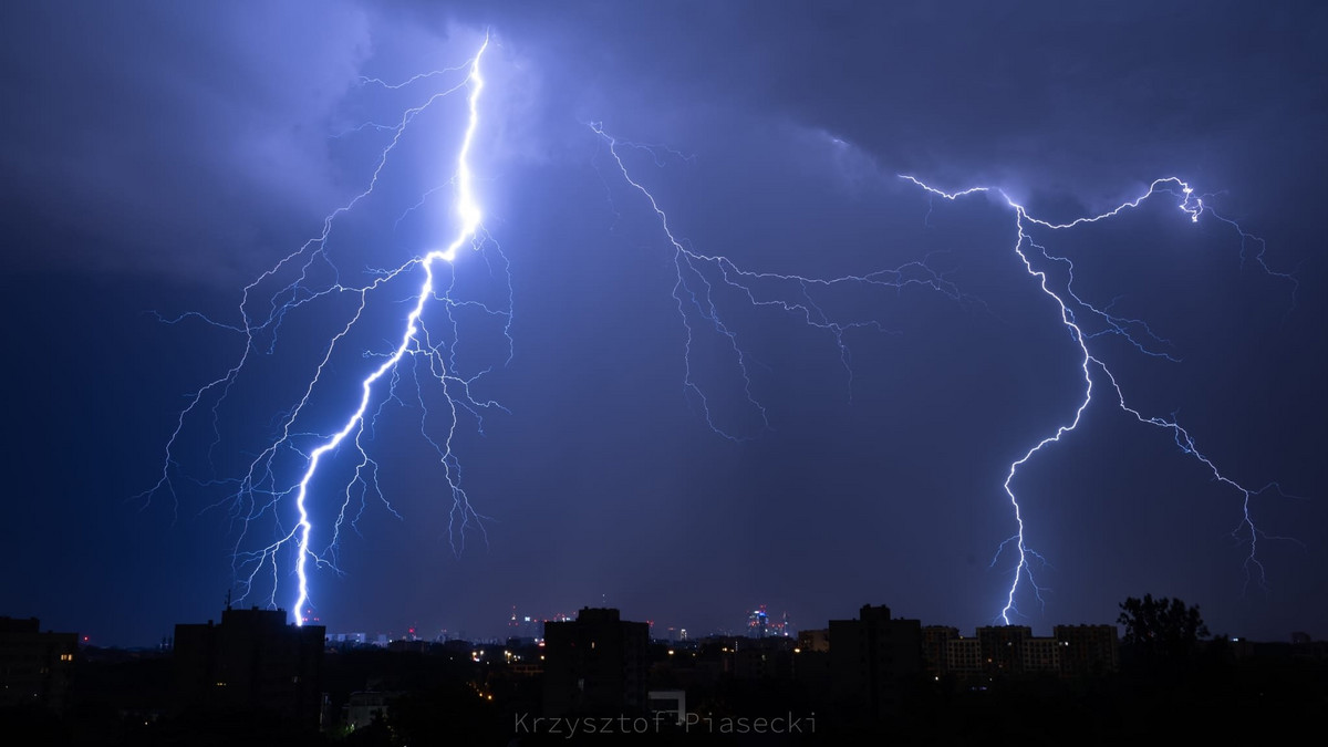 Szykuje się niespokojna noc. Są alerty IMGW. Tu mogą uderzyć burze