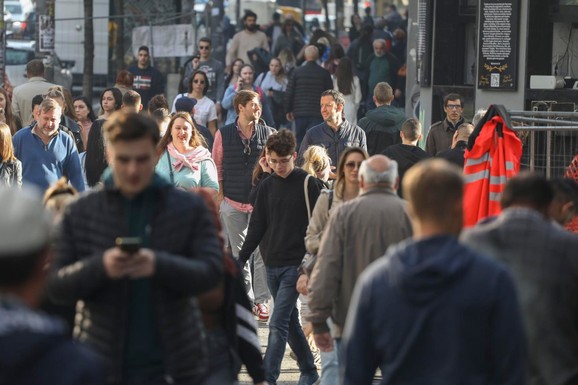 "DRŽI SVE ŠTO TREBA DRŽAT'" Hrvat želeo da proda kupaći kostim pa zbog oglasa postao hit na internetu: "Prestanite više to da komentarišete!"