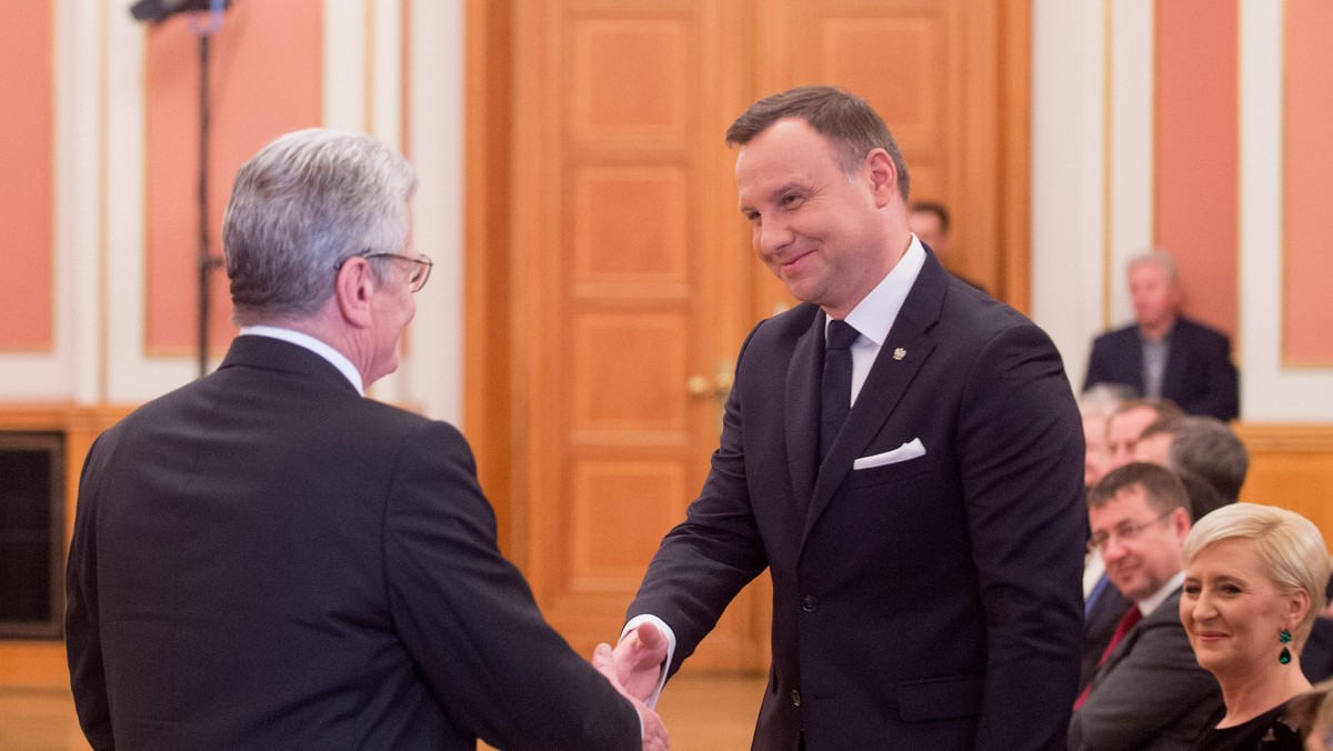 Prezydenci Polski i Niemiec: Andrzej Duda i Joachim Gauck oświadczyli dziś w Berlinie, że po dziesięcioleciach burz i dramatów relacje między obu narodami opierają na dobrej przyjaźni, prawdzie i wzajemnym zrozumieniu. Wyrazili wolę ich kontynuowania.