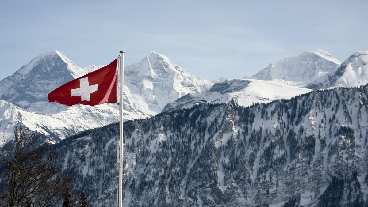 Jutro obok referendum w sprawie zwiększenia rezerw złota Szwajcarzy będą głosować w sprawie kwot imigracyjnych. To drugie w tym roku głosowanie w sprawie ograniczenia napływu obcokrajowców, co budzi pytania o związek Szwajcarii z Unia Europejską.