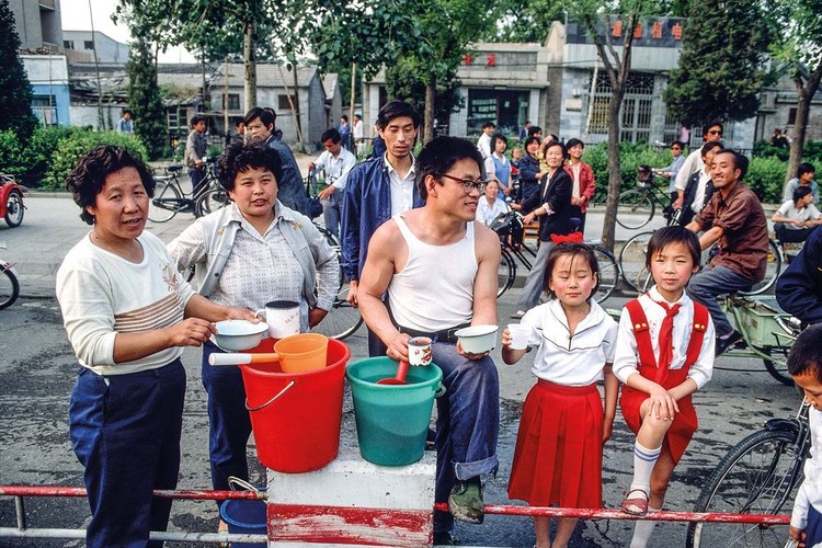 Pekin, Chiny. Plac Tiananmen, maj 1989. Okupacja placu przez protestujacych studentow. Rodzina oferuje picie dla strajkujacych / Fot. Chris Niedenthal