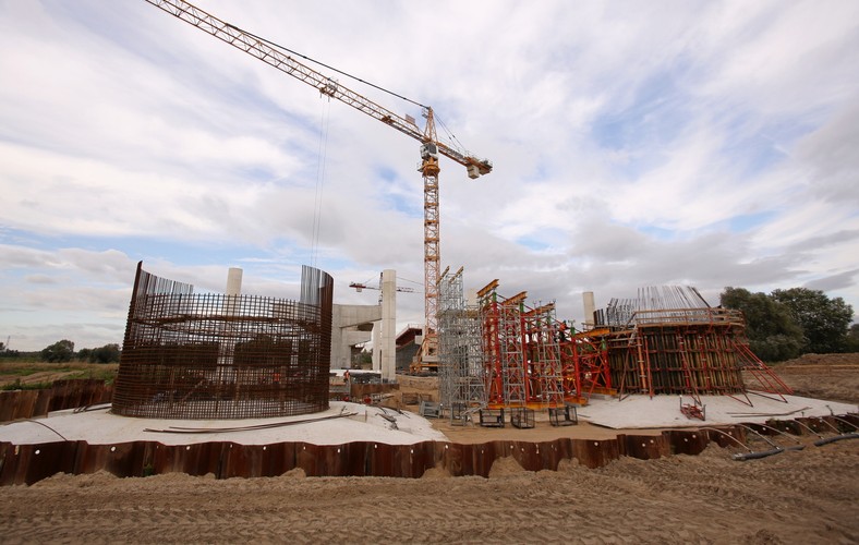 Odcinek obwodnicy, wraz z nowym mostem, będzie liczył 4,5 kilometra. Będzie to dwujezdniowa trasa po trzy pasy ruchu w każdą stronę. <br><br> fot. (zuz) PAP/Stanisław Rozpędzik