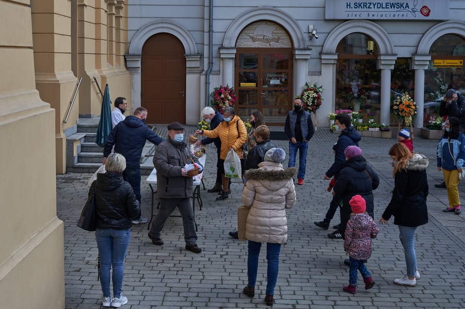 Święcenie pokarmów w Wielką Sobotę w warunkach obostrzeń w Łodzi