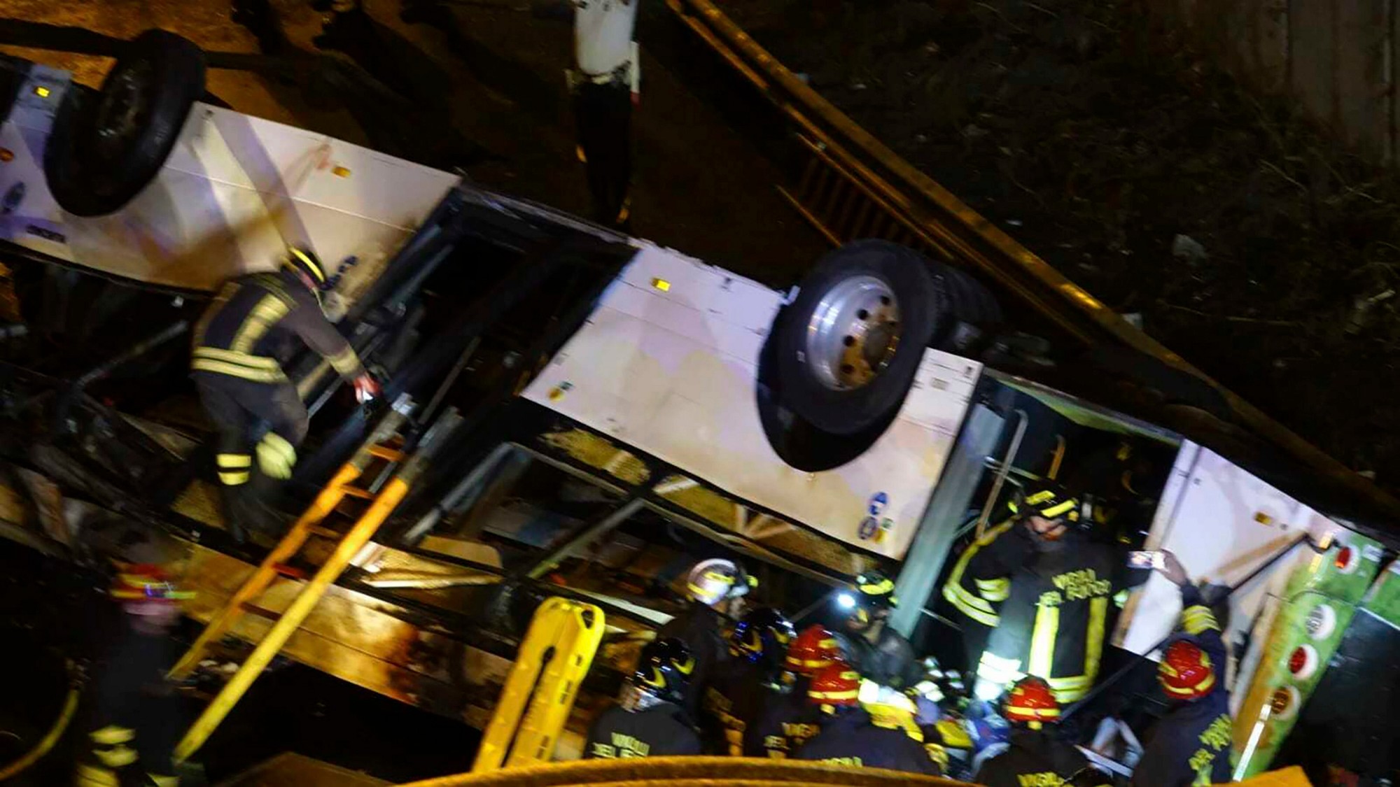Autobus zišiel z cesty a padal približne 30 metrov.