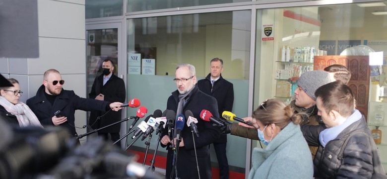 Zakłócony briefing ministra zdrowia. "Rząd pod sąd!", "Wszystkich nas zabijecie!"